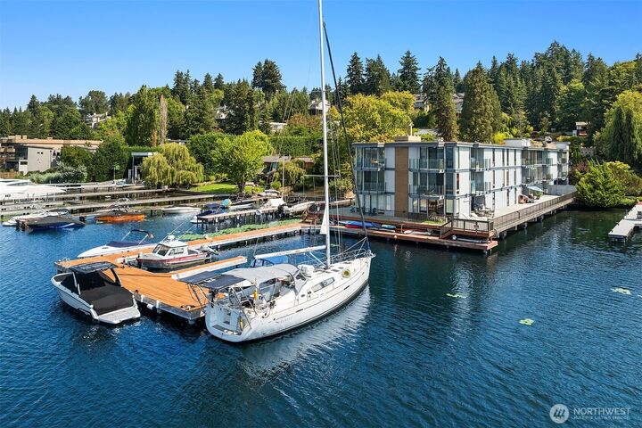 Property Photo:  4561  Lake Washington Boulevard NE 306  WA 98033 