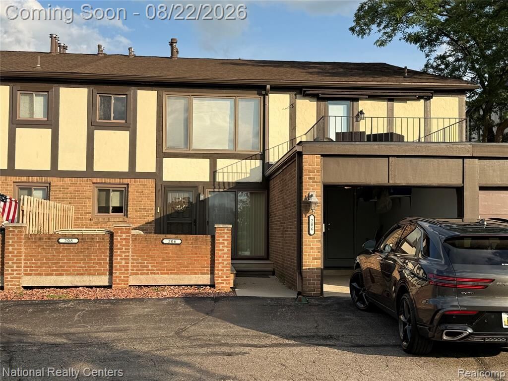 Property Photo:  206 Country Club Drive  MI 48082 