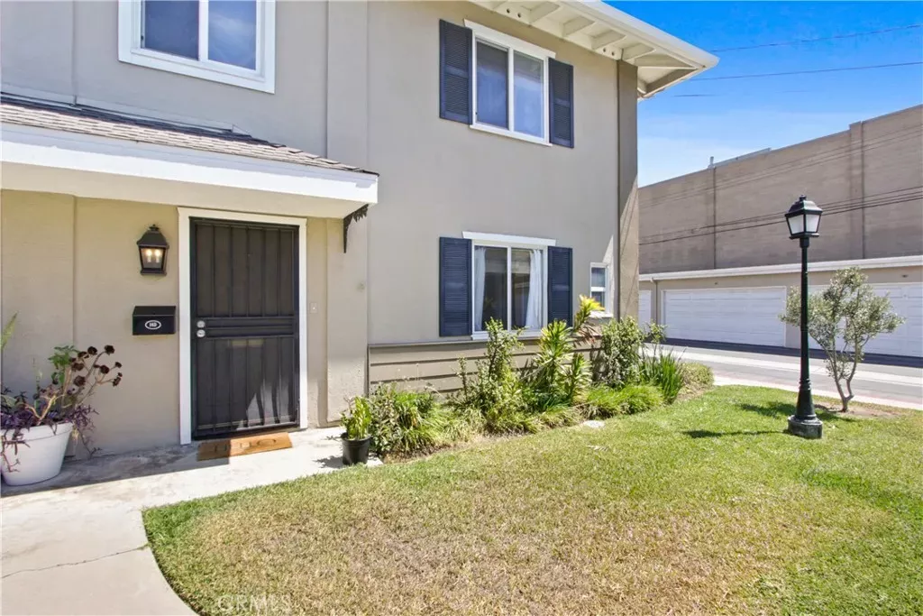 Property Photo:  1741 Tustin Avenue 16 D  CA 92627 