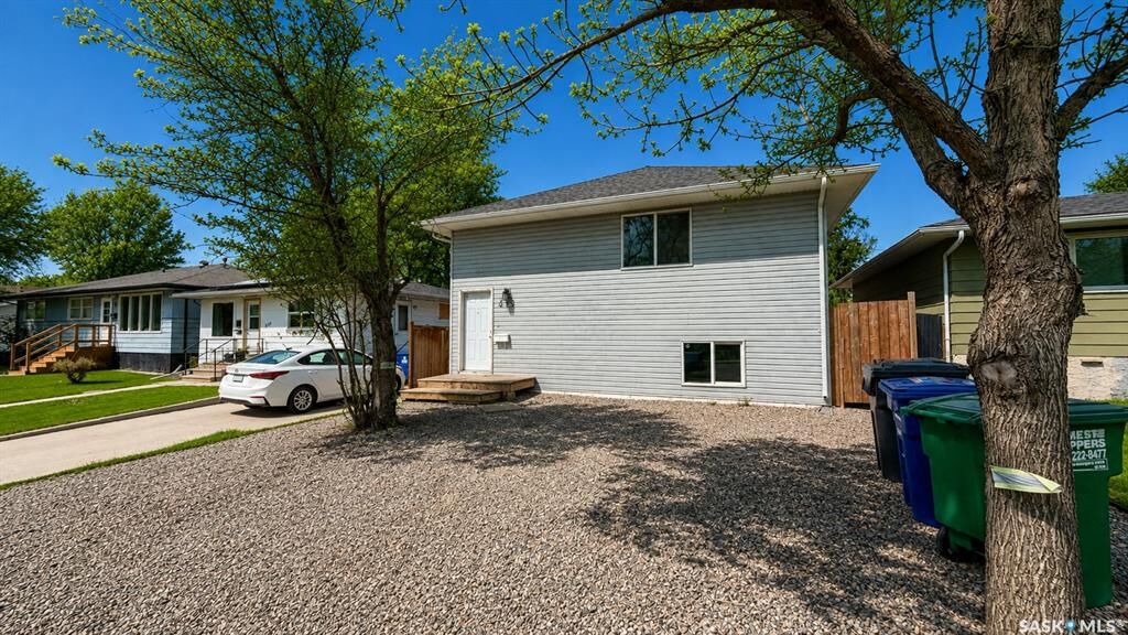Property Photo: 215 V Avenue N SK S7L 3E5