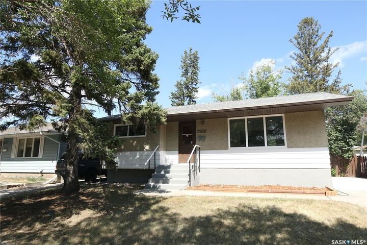 Property Photo: 2910 Avonhurst Drive SK S4R 3J5