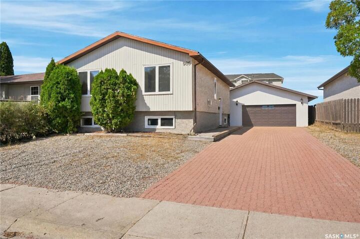 986 Rowell Crescent N — photo 1