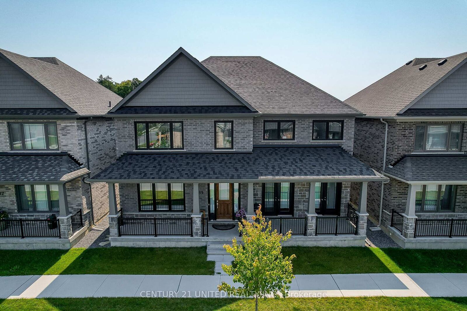 Photo de la propriété: 189 Strachan Street ON L1A 0E9
