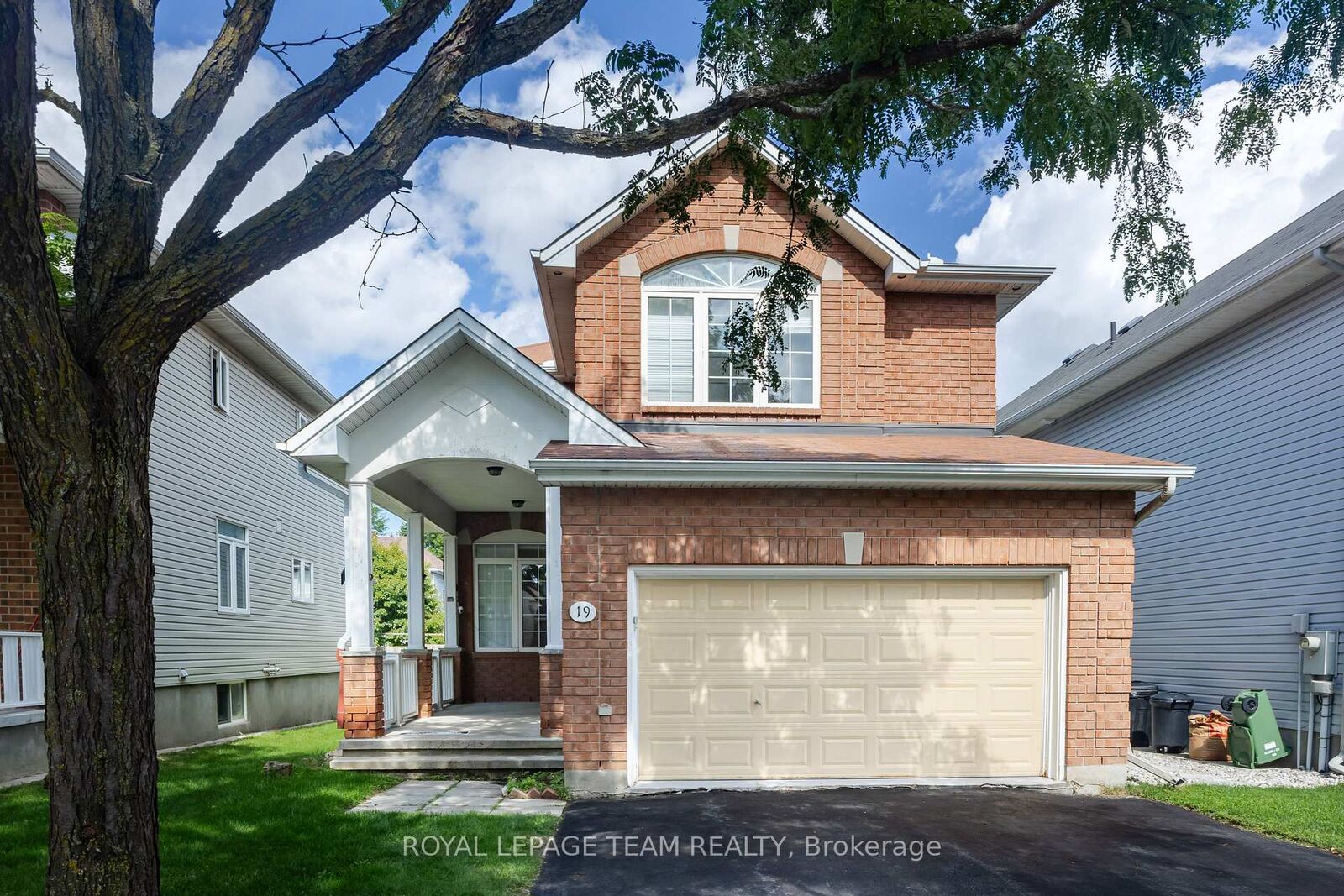 Property Photo:  19 Dunn Street  ON K2K 3J8 