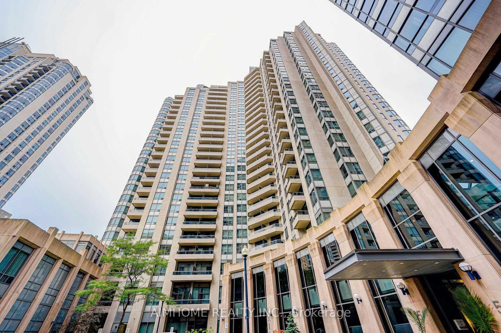 Property Photo:  15 Northtown Way 2224  ON M2N 7A2 