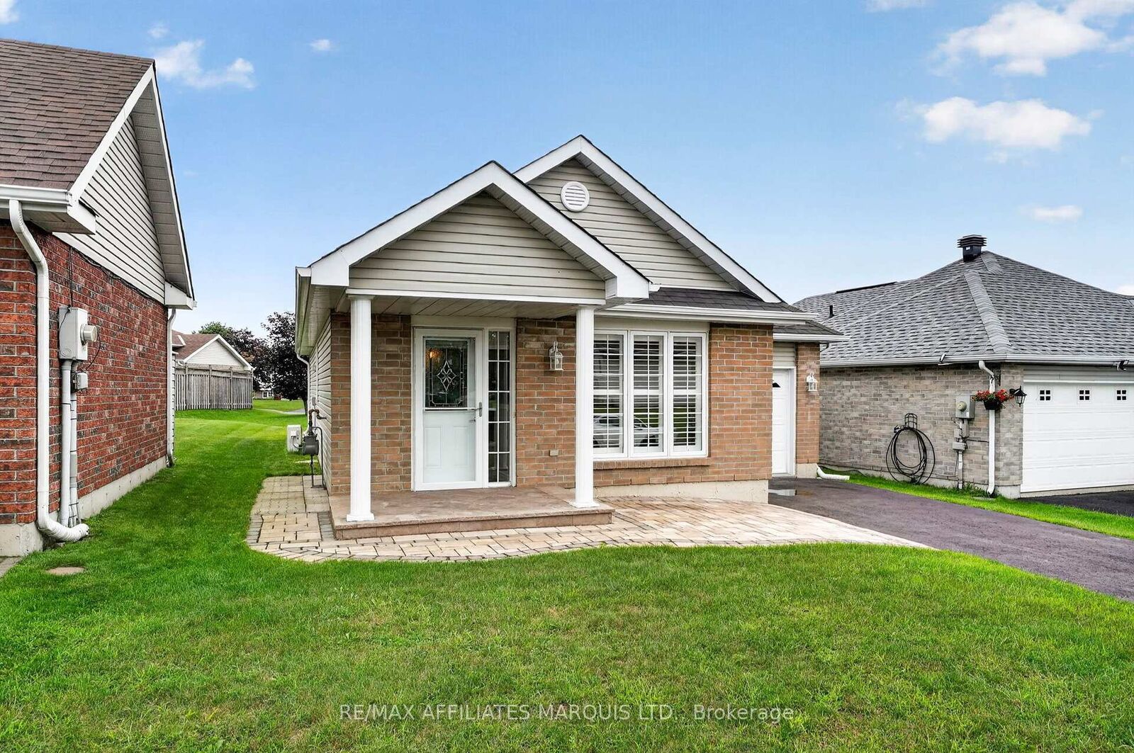 Property Photo:  121 Gail Elizabeth Court  ON K6H 0A7 