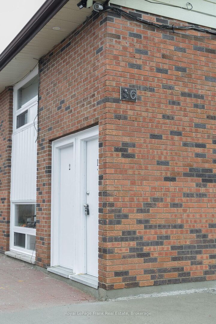 Property Photo:  84 Mary Street W 6  ON K9V 5G3 