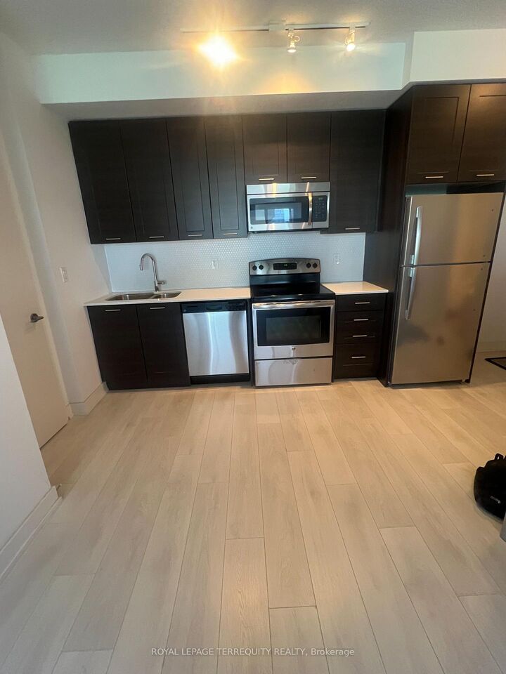 Property Photo: 50 Bruyeres Mews 532 ON M5V 0H8