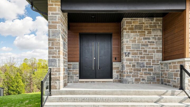 Property Photo: 14 Dixon Court ON L4N 7H1