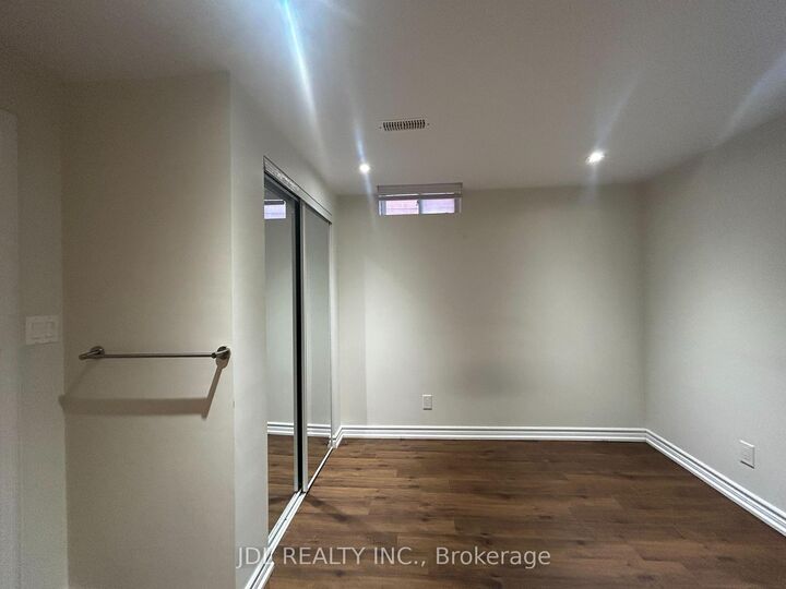 Property Photo:  36 Bendamere Cre Crescent Entire Two-Bedroom Bsmt  ON L3P 6Y1 