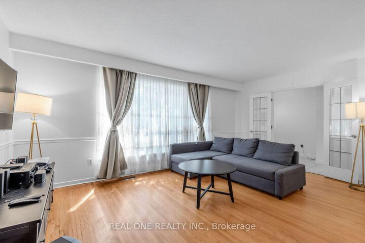 Property Photo: 10 Devins Drive ON L4G 2Z1