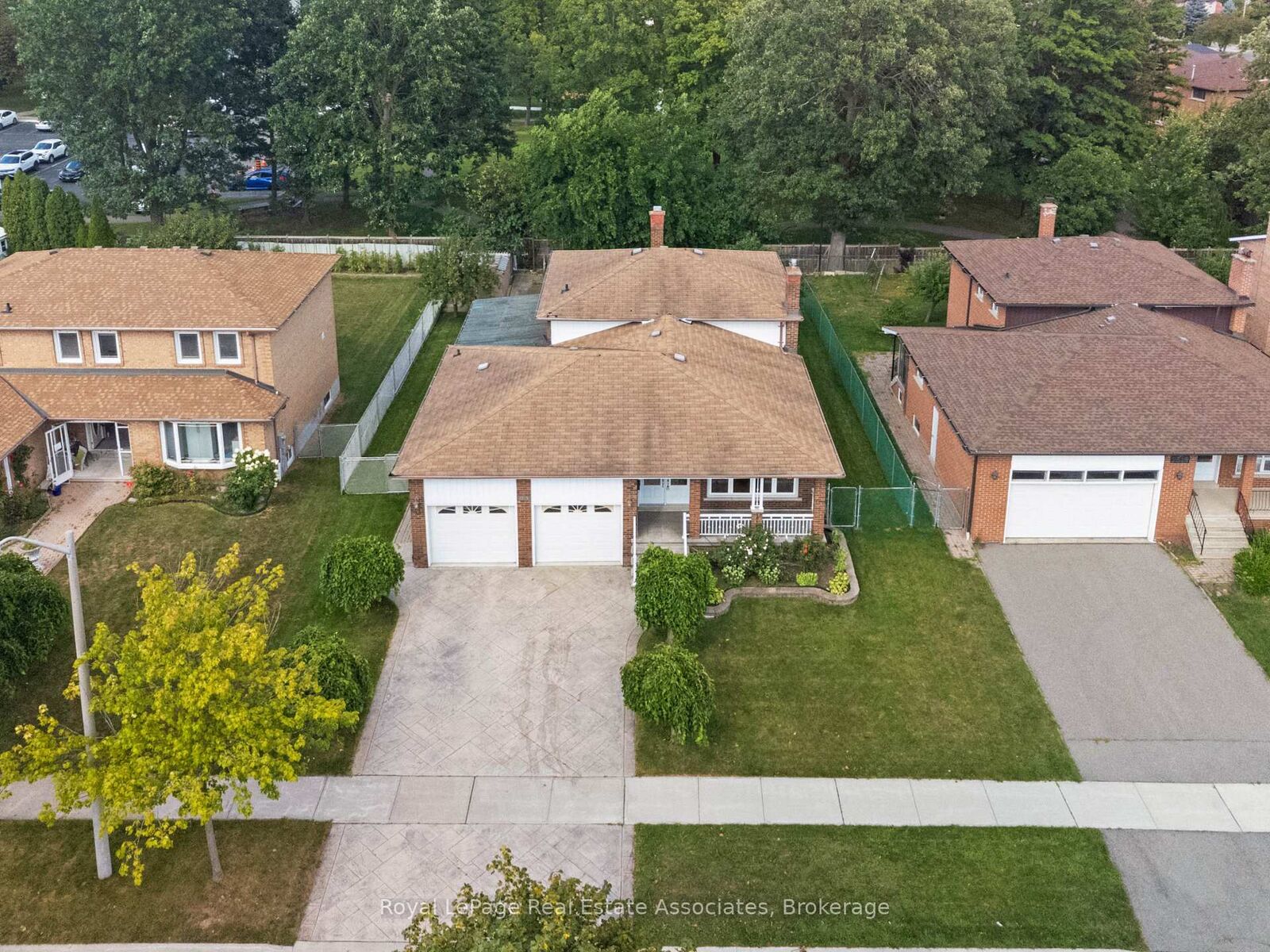 Property Photo: 2535 Privet Crescent ON L5B 2S5