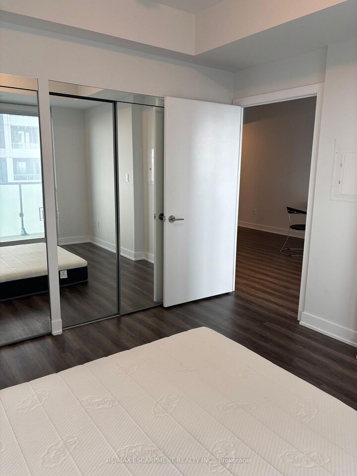 Property Photo:  4130 Parkside Village Drive 2211  ON L5B 0L7 