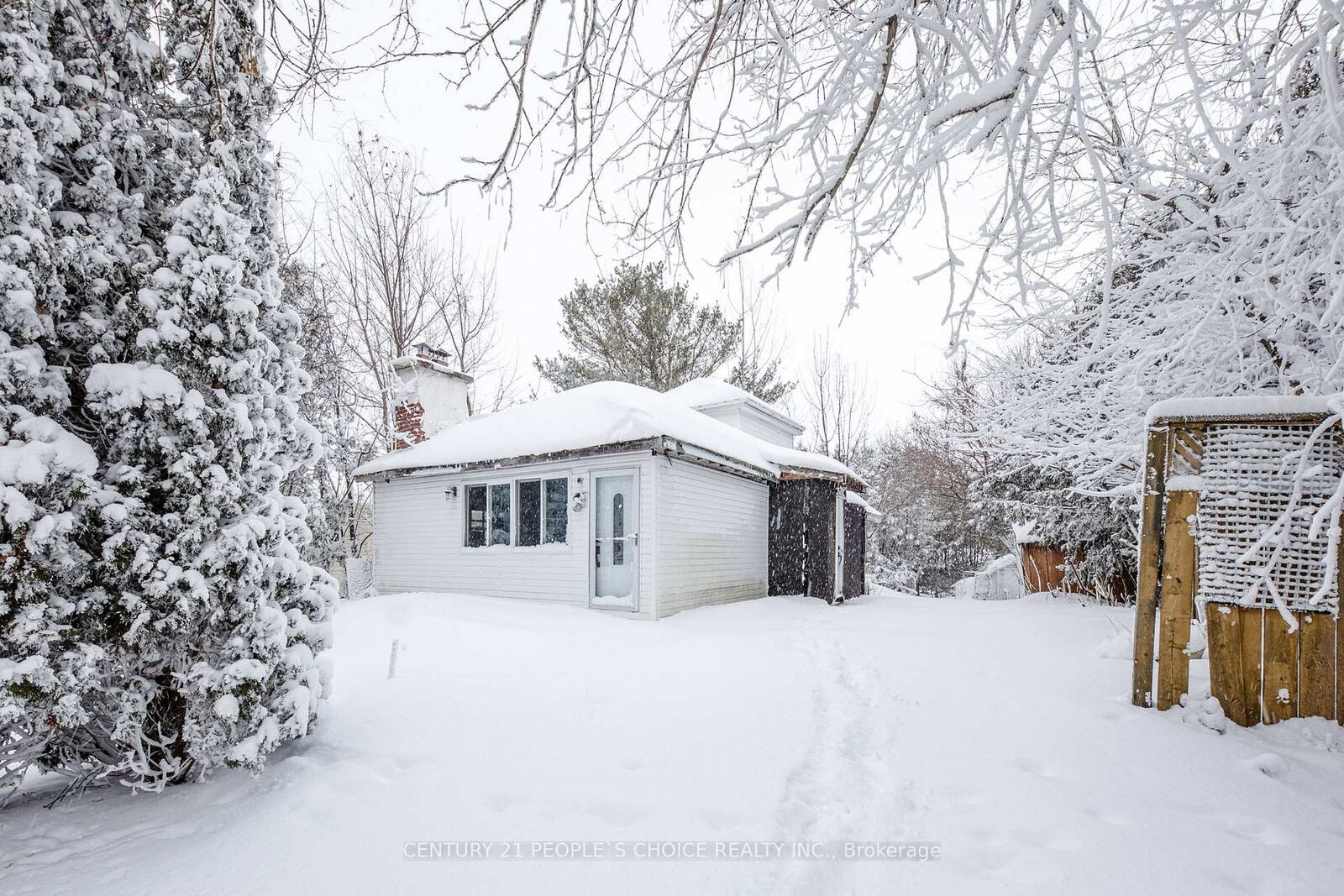 Property Photo: 250 Kingfisher Avenue ON L0K 1R0