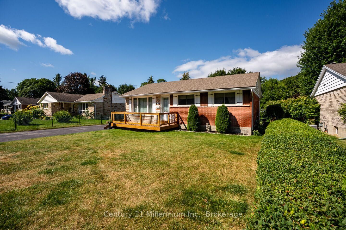 Photo de la propriété:  148 7th Avenue E  ON N4K 2W7 
