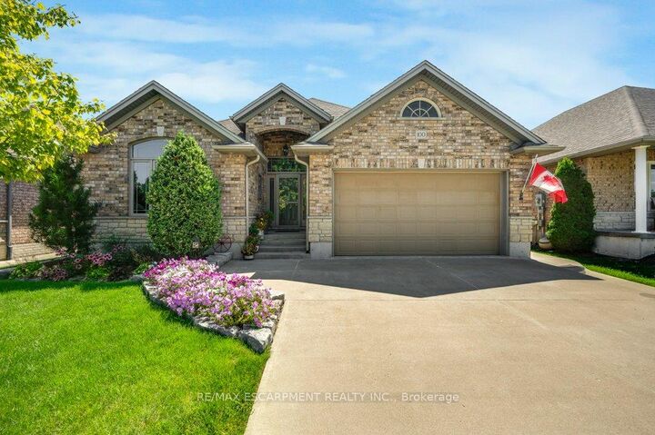 100 Willowdale Crescent — photo 1