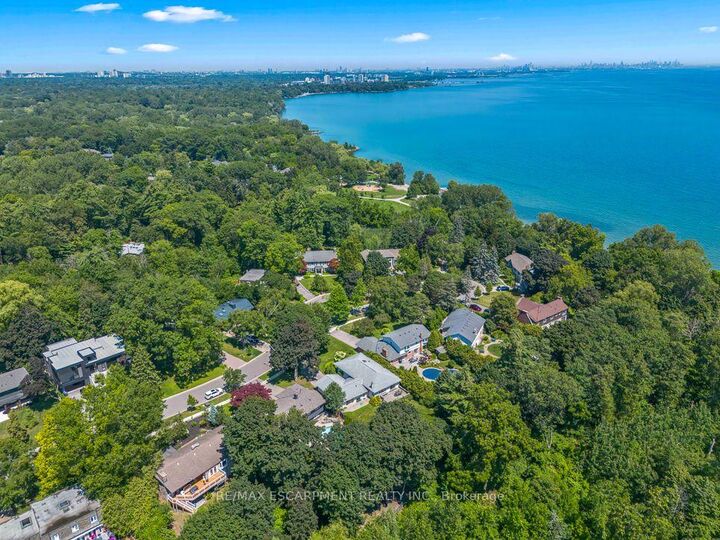 Property Photo: 1320 Gatehouse Drive ON L5H 1A5