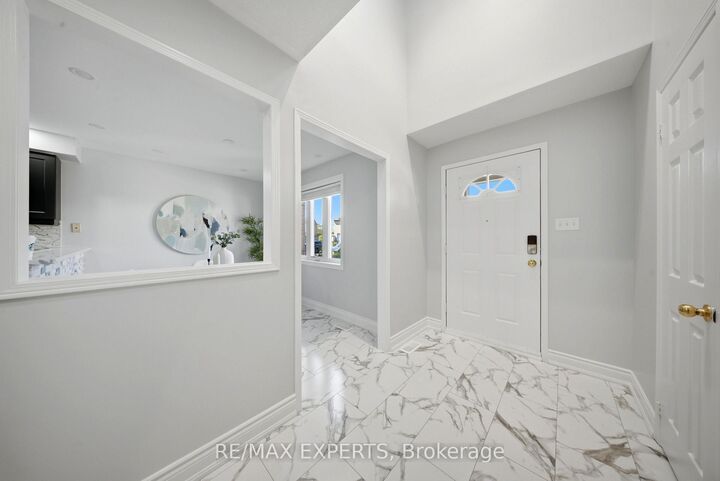 Property Photo: 5910 Greensboro Drive 113 ON L5M 5Z6