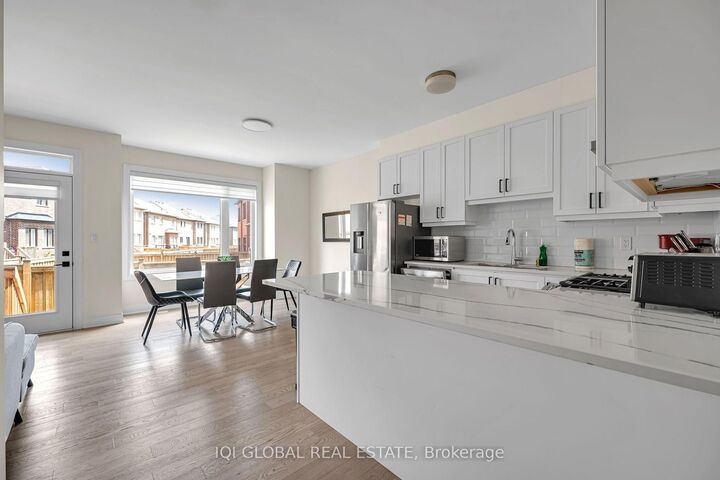 Property Photo: 66 Settlers Road E ON L6H 7W5