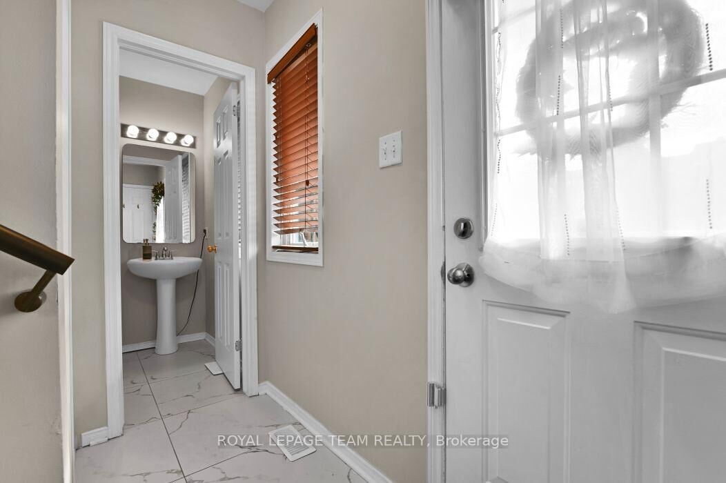 Property Photo: 7 Karendale Street ON K2G 6V7