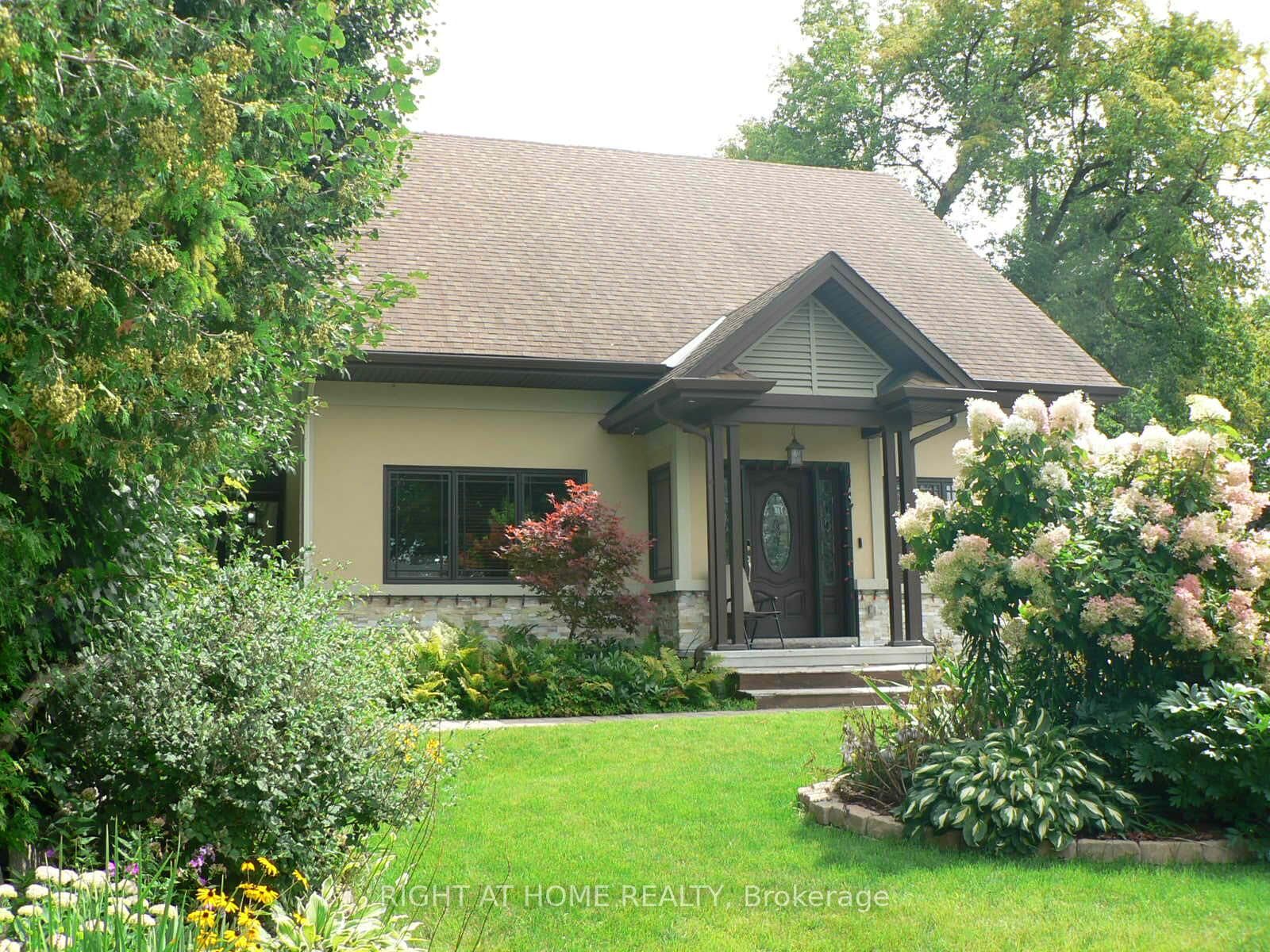 Property Photo: 1271 Field Street ON K2C 2P9