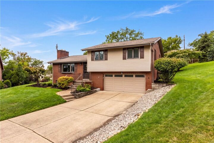 Property Photo: 118 Kinross Ln PA 15237