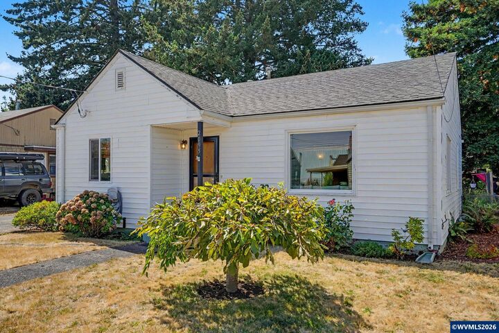 Property Photo:  2095 University St SE  OR 97301 
