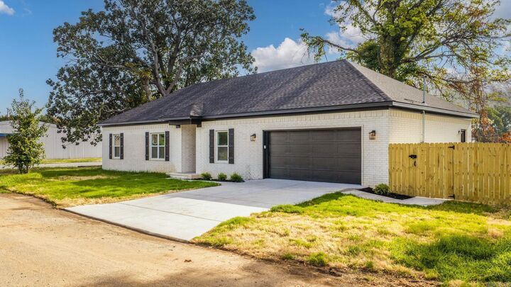 Property Photo:  1400 E Washington Street  AR 72114 