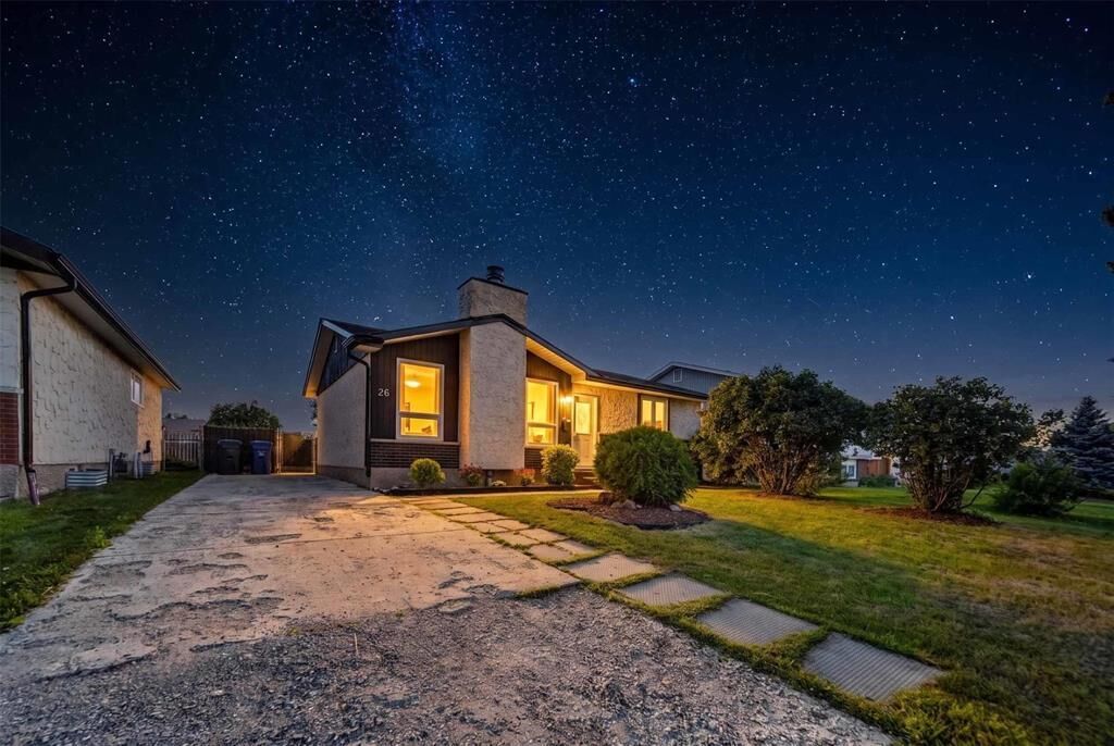 Property Photo:  26 Sumter Crescent  MB R2R 1B9 