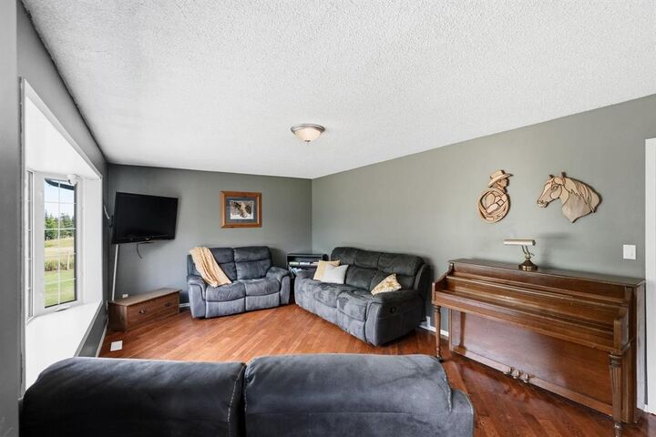 Property Photo: 25030 Oakwood Rd 64N Road MB R5N 0G4