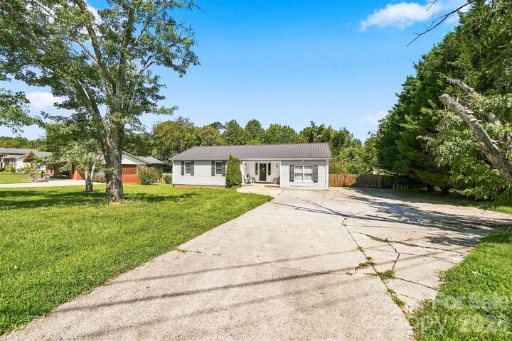 Property Photo: 425 Heritage Farm Road NC 28601