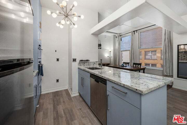 Property Photo:  215 W 7th St, Unit 803  CA 90014 