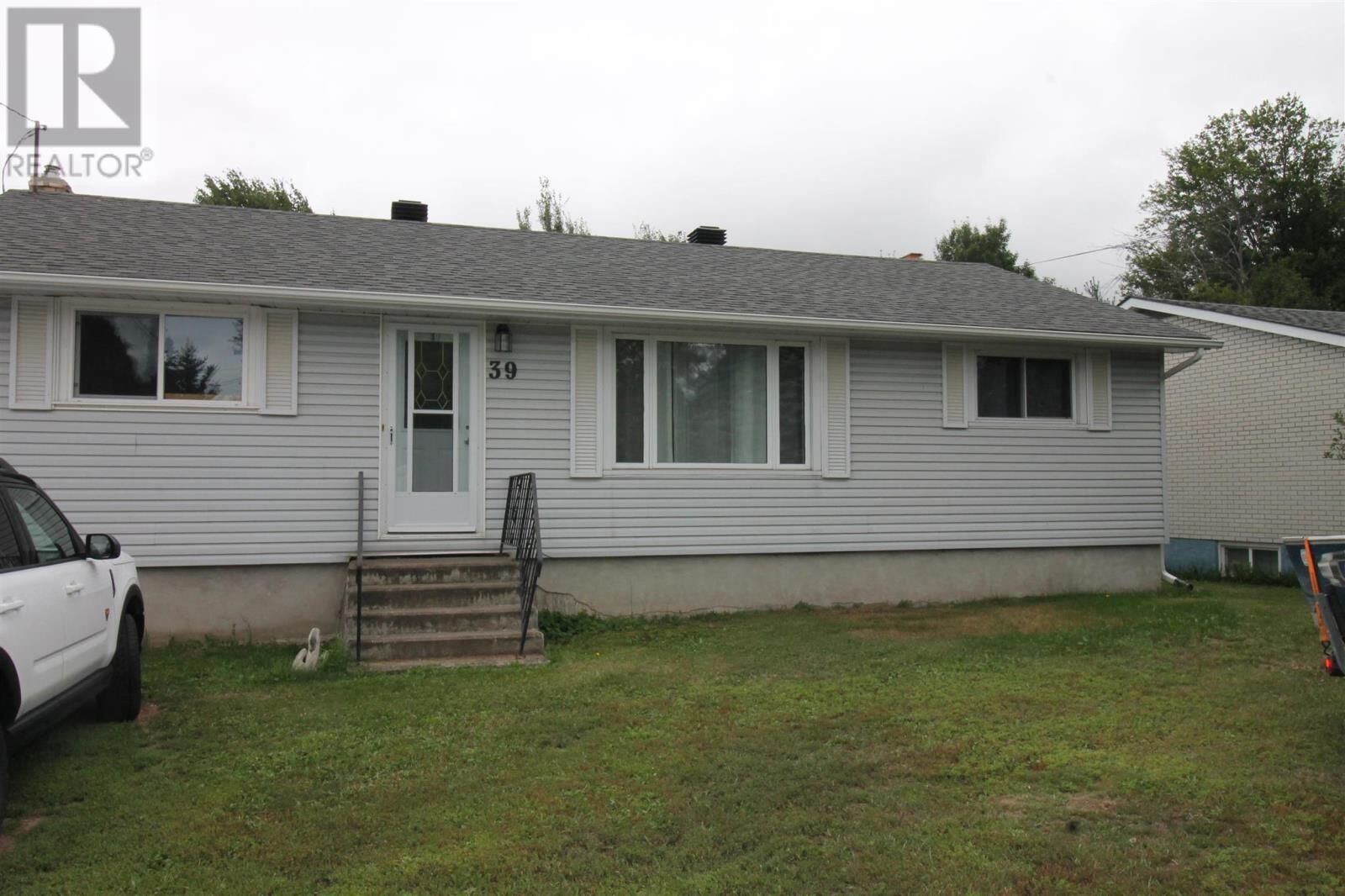 Property Photo:  39 Park St  ON P6A 5G7 