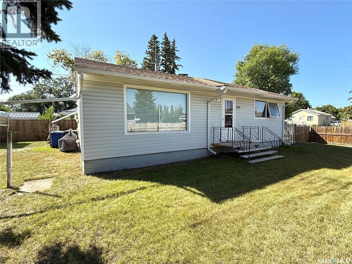 Property Photo:  301 26th Street W  SK S0M 0E0 