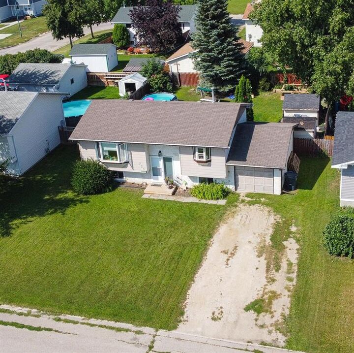 Property Photo: 729 Cedar Bay MB R1N 3L2