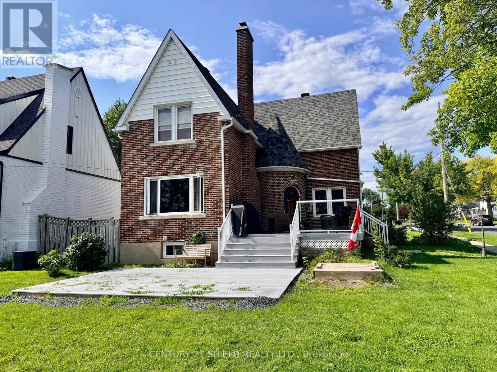 Property Photo: 1506 Montreal Road ON K6H 1E8