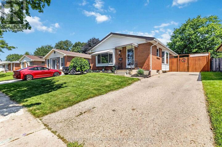Property Photo: 138 Harding Crescent ON N6E 1G3