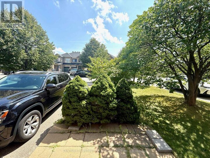 Property Photo: 3927 Stardust Drive ON L5M 8A4