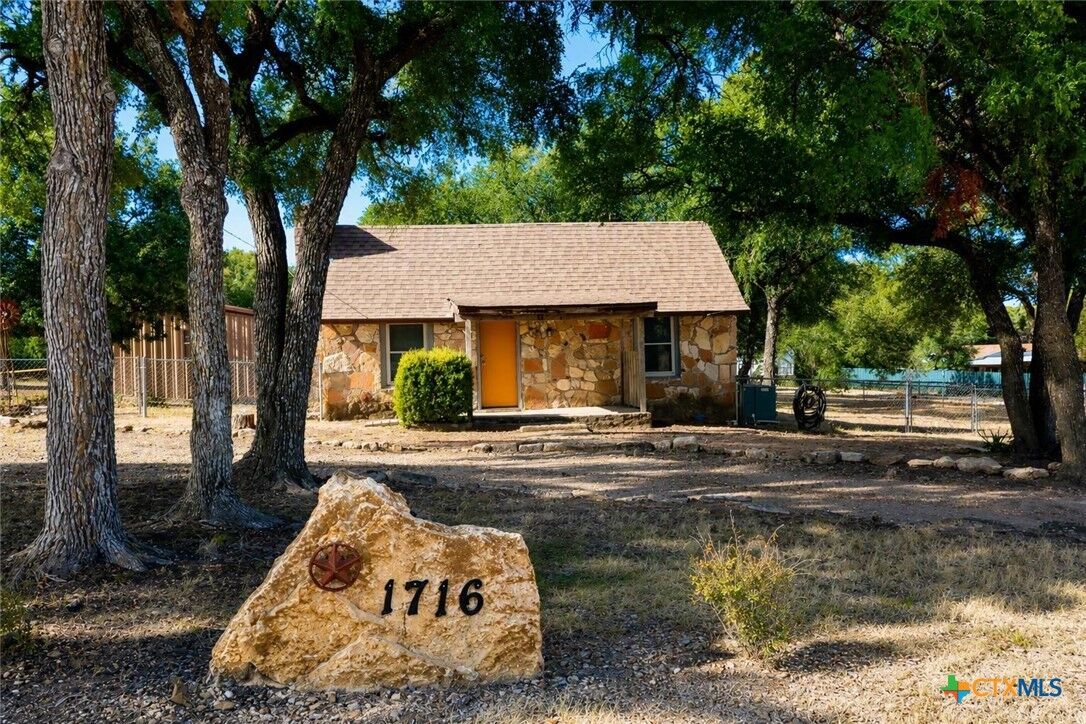 Property Photo: 1716 W Main Street TX 76528