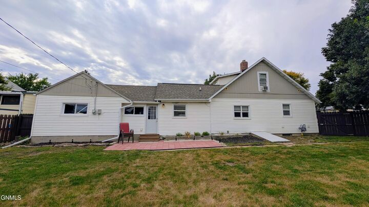 Property Photo:  110 9th Avenue NW  ND 58554 