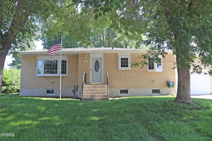 Property Photo:  606 10th Avenue NW  ND 58554 