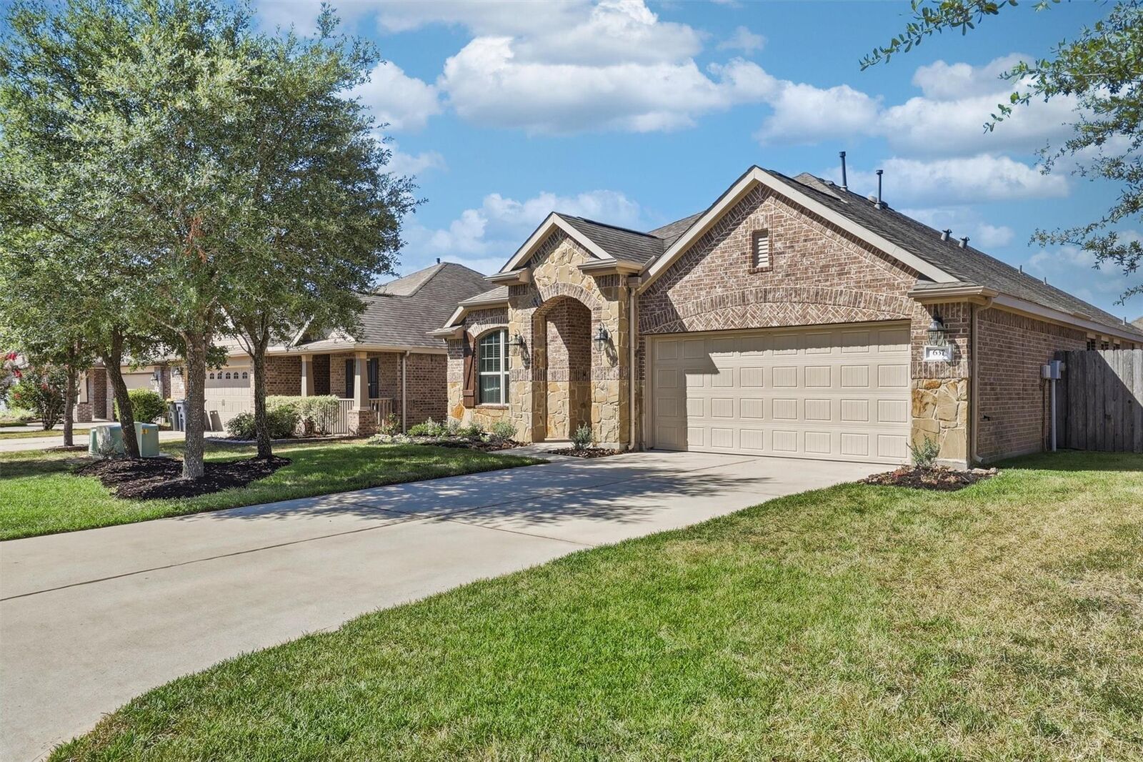 Property Photo:  637 Maple Point Drive E  TX 77301 