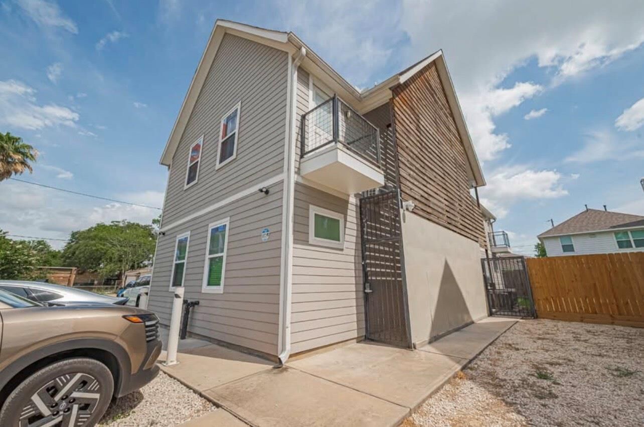 Property Photo: 3009 Callie Street B TX 77004
