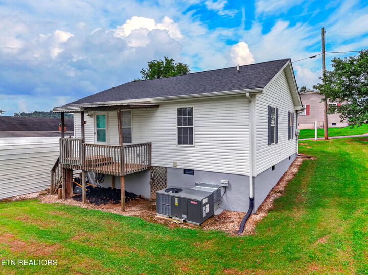 Property Photo:  108 Jackson St  TN 37857 