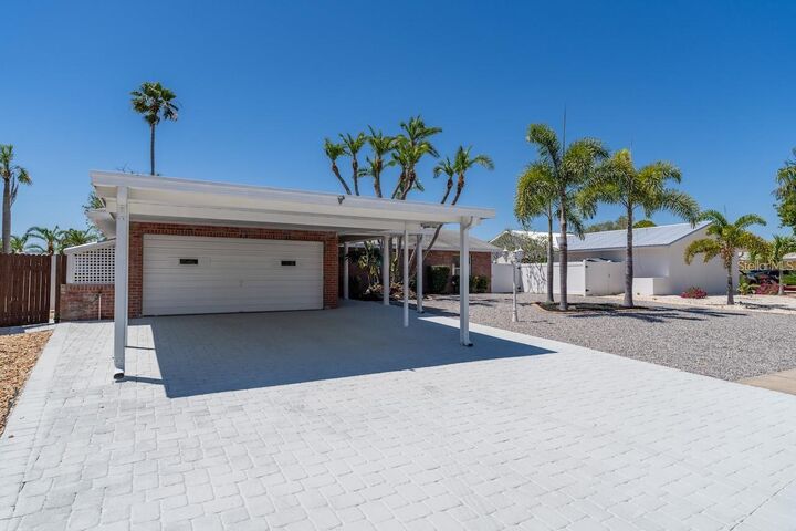 Property Photo:  6512 King Palm Way  FL 33572 