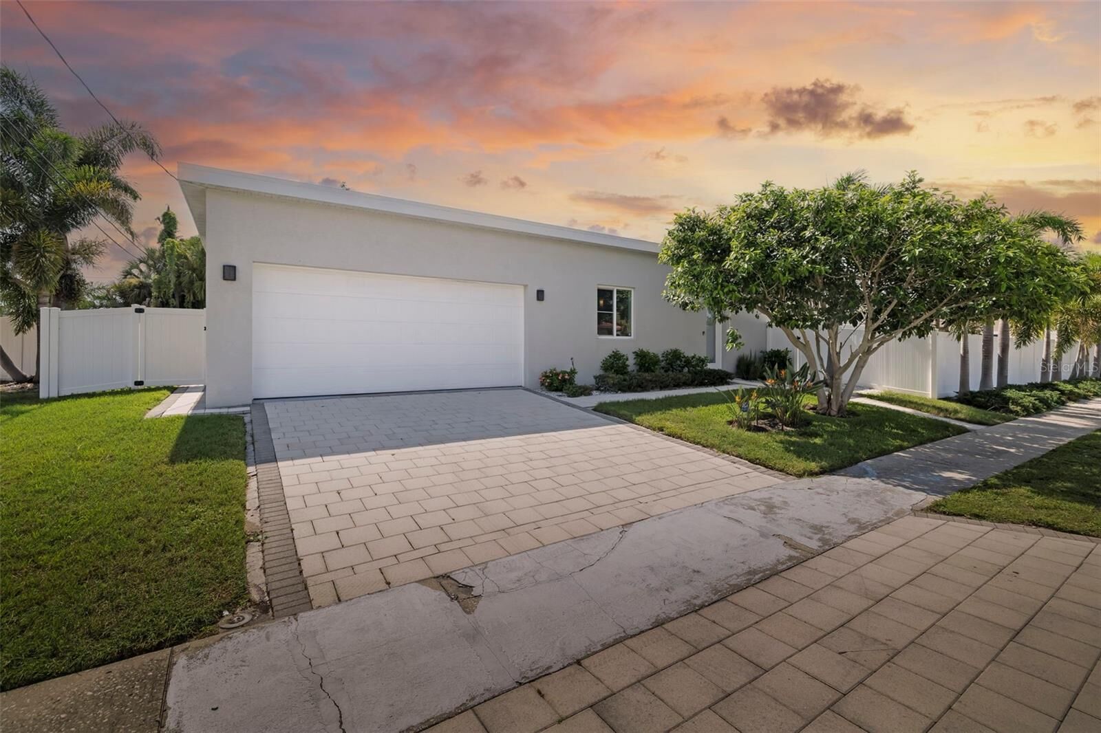 Property Photo:  4524 Riverwood Avenue  FL 34231 