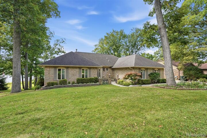 Property Photo: 152 Overlake MI 48362