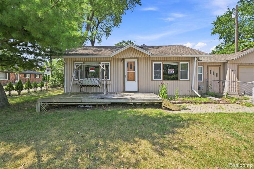 Property Photo: 2428 Circle Drive MI 48324 3722