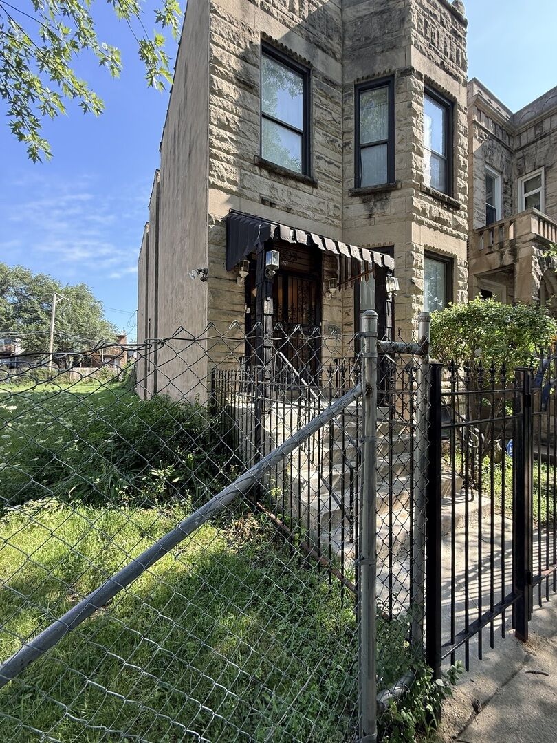 Property Photo: 528 E 46th Place IL 60653