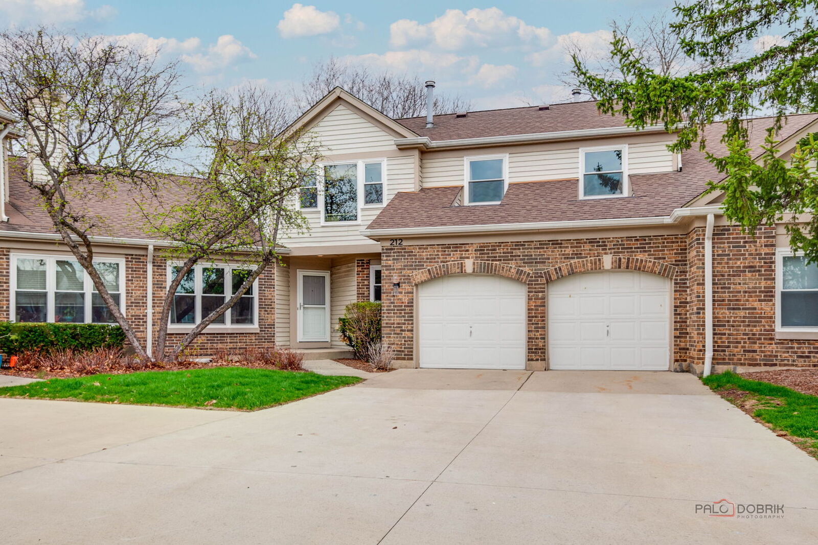 Property Photo: 212 Willow Parkway IL 60089